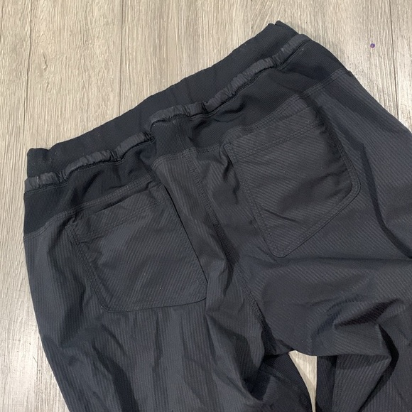 Lululemon Street to Studio Crops Black on Black Stripes size 8 unlined - Picture 7 of 9